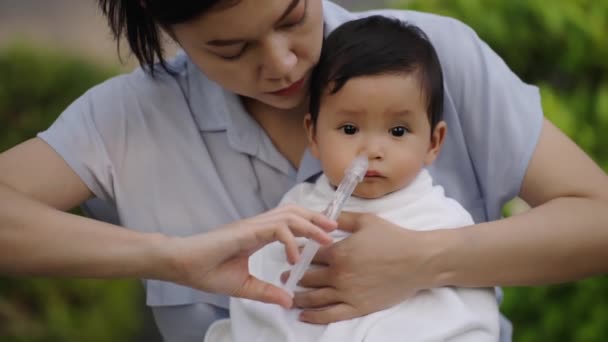 Cámara Lenta Madre Haciendo Lavado Nasal Para Bebé Con Jeringa — Vídeo de stock