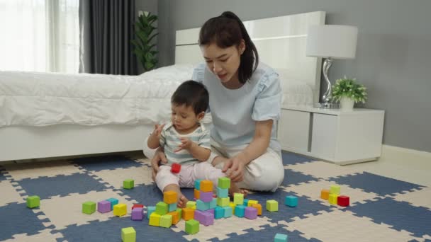 Fröhliches Säugling Spielt Mit Mutter Auf Puzzlematte Schlafzimmer — Stockvideo