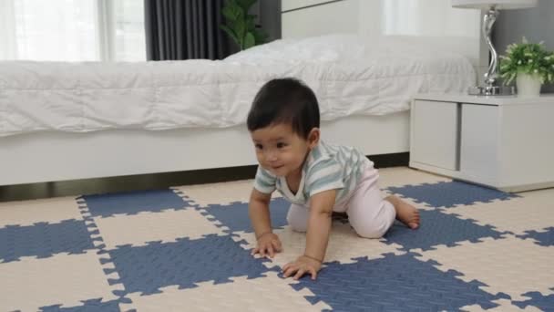 Säugling Krabbelt Auf Spielmatte Oder Puzzleboden Schlafzimmer — Stockvideo