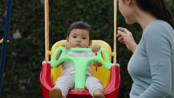 Câmera Lenta Mãe Com Bebê Infantil Está Brincando Balanço Jardim — Vídeo de Stock