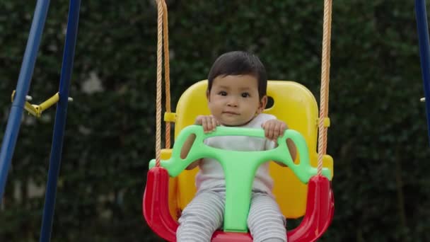 Câmera Lenta Bebê Infantil Feliz Está Brincando Balanço Jardim — Vídeo de Stock