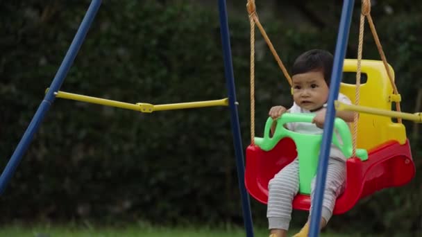 Bebê Está Brincando Balanço Jardim — Vídeo de Stock