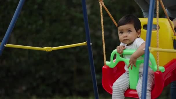 Mãe Com Bebê Infantil Está Brincando Balanço Jardim — Vídeo de Stock