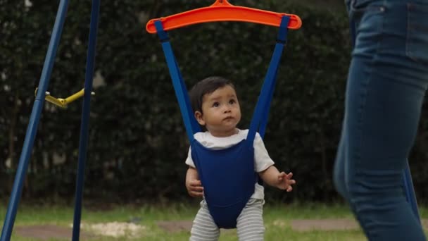 Câmera Lenta Bebê Infantil Pulando Balanço Jumper Com Mãe — Vídeo de Stock