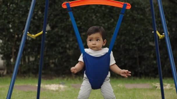 Câmera Lenta Bebê Infantil Pulando Balanço Jumper — Vídeo de Stock