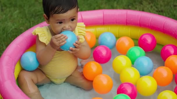 Bebé Niña Jugando Agua Con Bolas Plástico Colores Piscina Inflable — Vídeos de Stock