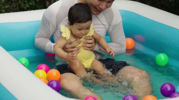 Feliz Padre Bebé Niña Jugando Agua Salpicando Con Bolas Plástico — Vídeos de Stock