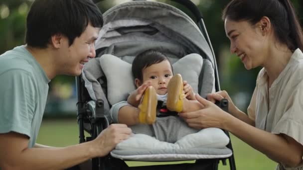 Padres Felices Padre Madre Hablando Jugando Con Bebé Cochecito Mientras — Vídeos de Stock
