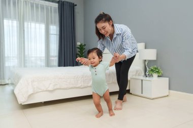 Bebek ilk adımı annesinin el ele tutuşması ve evde yardım etmesi ile öğreniyor.