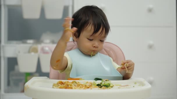 婴儿通过自我喂食Blw或婴儿在椅子上断奶来吃食物和蔬菜 — 图库视频影像