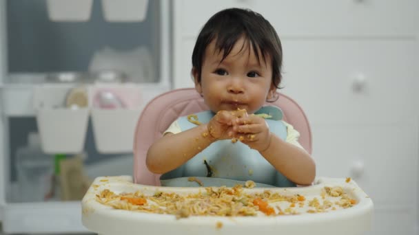 幸せな赤ちゃんは Blwまたは赤ちゃんを自給自足で食べ物や野菜を食べて 椅子にウィングを導きました — ストック動画