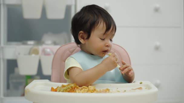 子供の赤ちゃんは Blwまたは赤ちゃんを自給自足で食べ物や野菜を食べて 椅子にウィングを導きました — ストック動画