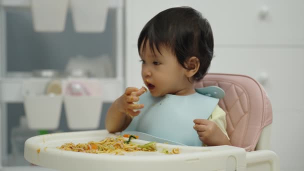 Детское Питание Овощи Помощью Самостоятельного Кормления Blw Ребенка Привели Отлучения — стоковое видео