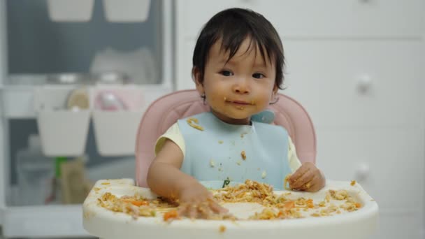 Heureux Bébé Bébé Manger Des Aliments Légumes Nourrissant Blw Bébé — Video
