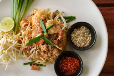 Masada karides ve sebzeli Pad Thai