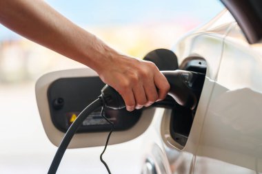 Çevreye duyarlı sıfır emisyonlu elektrikli otomobili evde elle şarj edin.