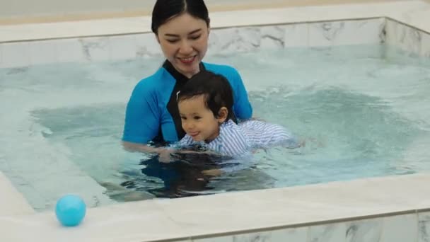 Mãe Feliz Ensinando Sua Filha Nadando Piscina — Vídeo de Stock