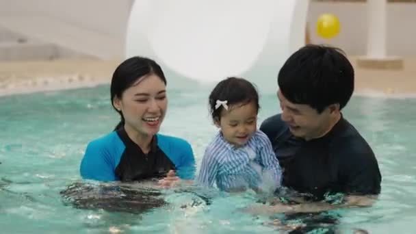 Mutlu Bir Aile Yüzme Havuzunda Oynayan Küçük Kızı Olan Anne Telifsiz Stok Video