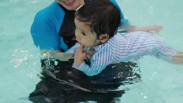 Mutlu Anne Kızına Havuzda Yüzmeyi Öğretiyor Stok Çekim 