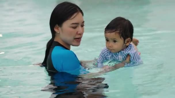 Feliz Madre Enseñando Hija Nadar Piscina — Vídeo de stock