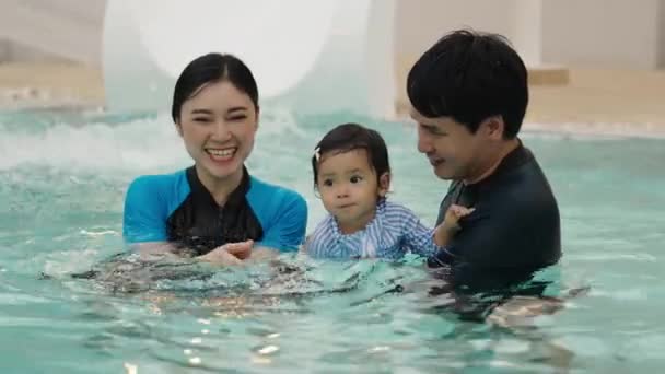 Mutlu Bir Aile Yüzme Havuzunda Oynayan Küçük Kızı Olan Anne Stok Video