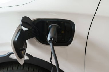 Çevre dostu sıfır emisyonlu elektrikli arabanın şarjını kapat.