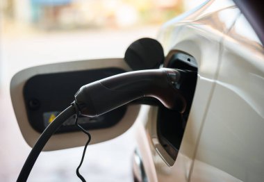 Çevre dostu sıfır emisyonlu elektrikli arabanın şarjını kapat.