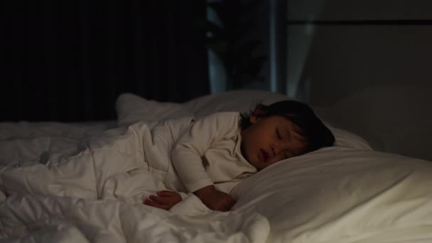 Bebeklerin Gece Yatakta Uyuduğu Kareleri Çekiyoruz Video Klip