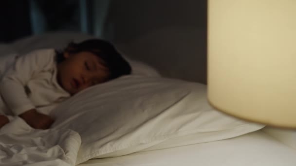 Panning Colpo Bambino Bambino Che Dorme Letto Notte — Video Stock