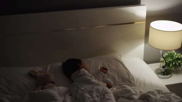 Akşamları Süt Şişesi Içtikten Sonra Yatakta Uyuyan Bebek Görüntüsü Stok Çekim 