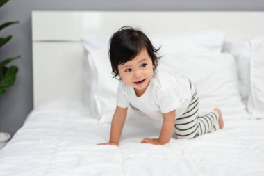 # Mutlu bebek bir yatakta #