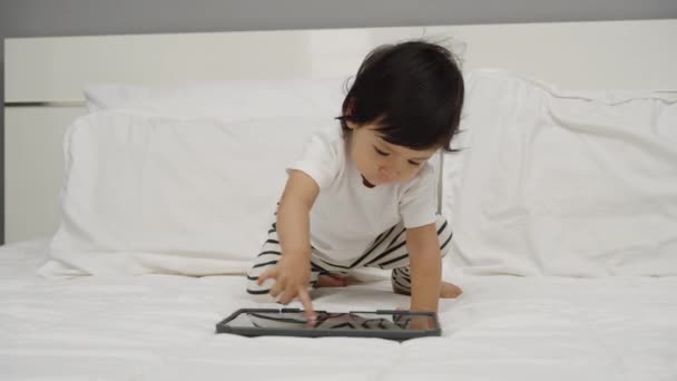 Maluch Dziecko Pomocą Tabletu Cyfrowego Łóżku — Wideo stockowe