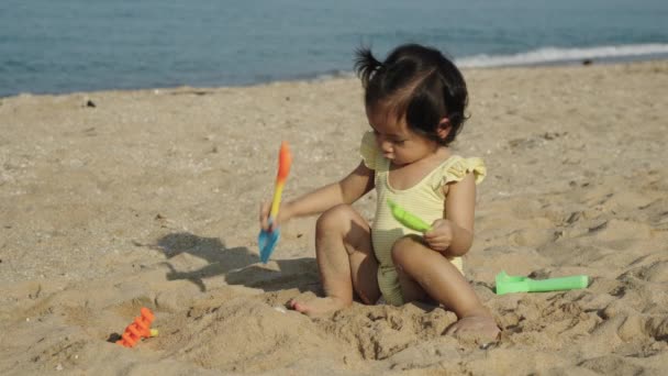 Gelukkig Peuter Baby Meisje Spelen Zand Speelgoed Zee Strand Stockvideo