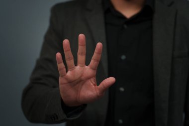 Takım elbiseli bir işadamı beş parmak izi taraması gösteriyor.