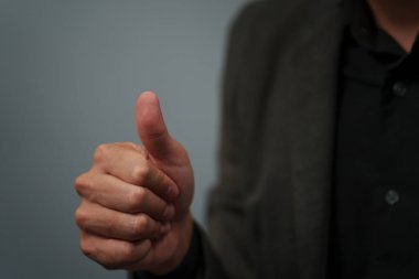 Takım elbiseli bir işadamı işaret ya da parmak izi taraması gösteriyor 