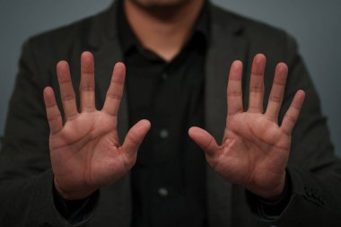 Takım elbiseli bir işadamı on parmak izi taraması yapıyor.