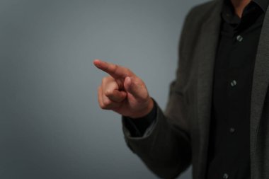 Takım elbiseli iş adamı işaret ediyor ya da parmak izi taraması yapıyor