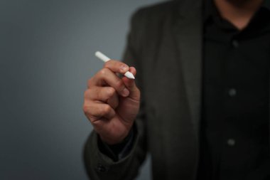 Boş sanal ekranda dijital kalem stili kullanarak iş adamı eli