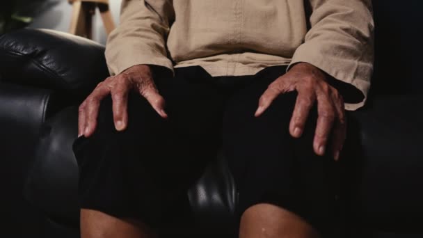 Lähikuva Vanhempi Nainen Kärsii Polvikipu Istuessaan Sohvalla Olohuoneessa Yöllä — kuvapankkivideo