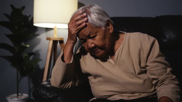 Senior Kvinne Som Lider Stress Eller Hodepine Mens Hun Sitter – stockvideo