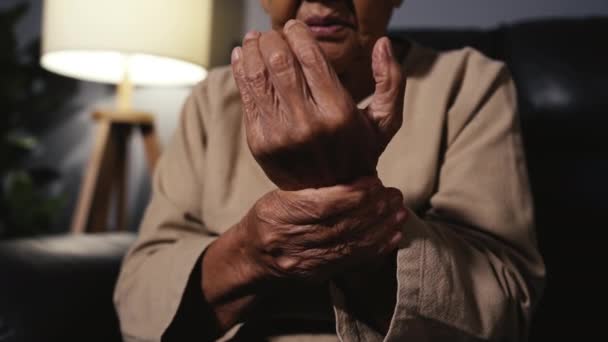 Senioren Die Lijden Aan Pijn Pols Terwijl Nachts Een Bank — Stockvideo