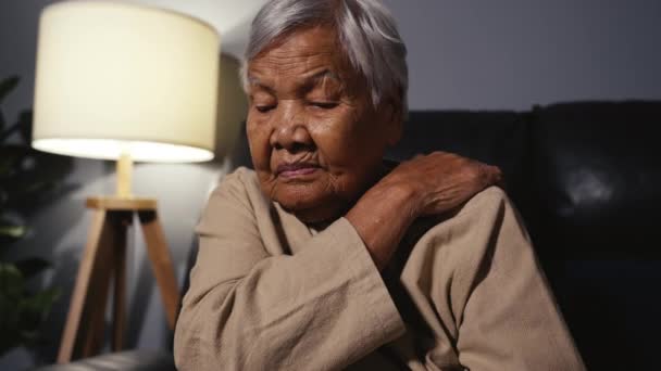 Старша Жінка Яка Страждає Від Болю Шиї Плечі Сидячи Дивані — стокове відео