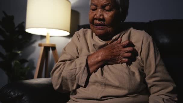 Starsza Kobieta Cierpiąca Silny Ból Klatce Piersiowej Podczas Siedzenia Kanapie — Wideo stockowe