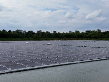 yüzen güneş pili santrali gölde elektrik üretiyor.