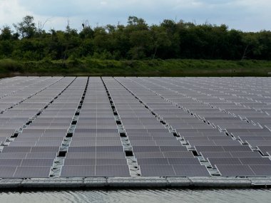 yüzen güneş pili santrali gölde elektrik üretiyor.