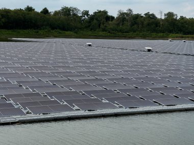 yüzen güneş pili santrali gölde elektrik üretiyor.