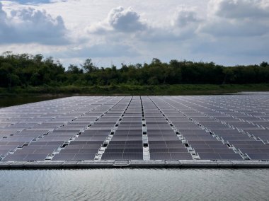 yüzen güneş pili santrali gölde elektrik üretiyor.