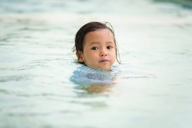 Bebek yüzme havuzunda yüzüyor.