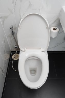Tuvalet kapağı banyoda.