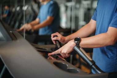 Parmak basma düğmesini kapat. Spor salonunda koşu bandında çalıştırmaya başla.